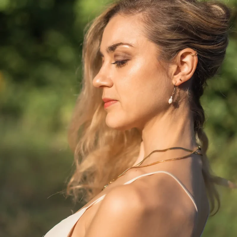 Boucle d'oreille perle d'eau douce- Aria Boucle d'oreille en perle d'eau douce. Aria un bijou pour femme. Fait à la main par DENADDA.