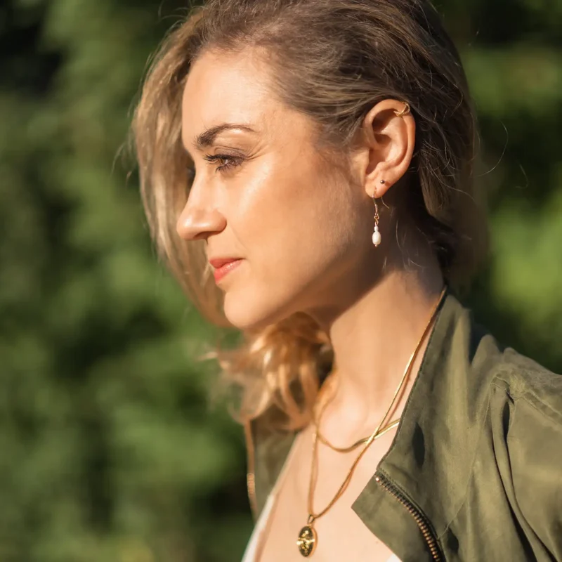 Boucle d'oreille perle d'eau douce- Aria Boucle d'oreille en perle d'eau douce de la collection de bijoux Pure de DENADDA.