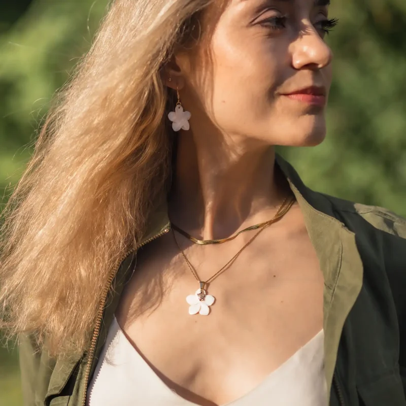 Collier doré - Pendentif Fleur de Nacre Collier fleur de Nacre bijou pour femme. Fait main par DENADDA.