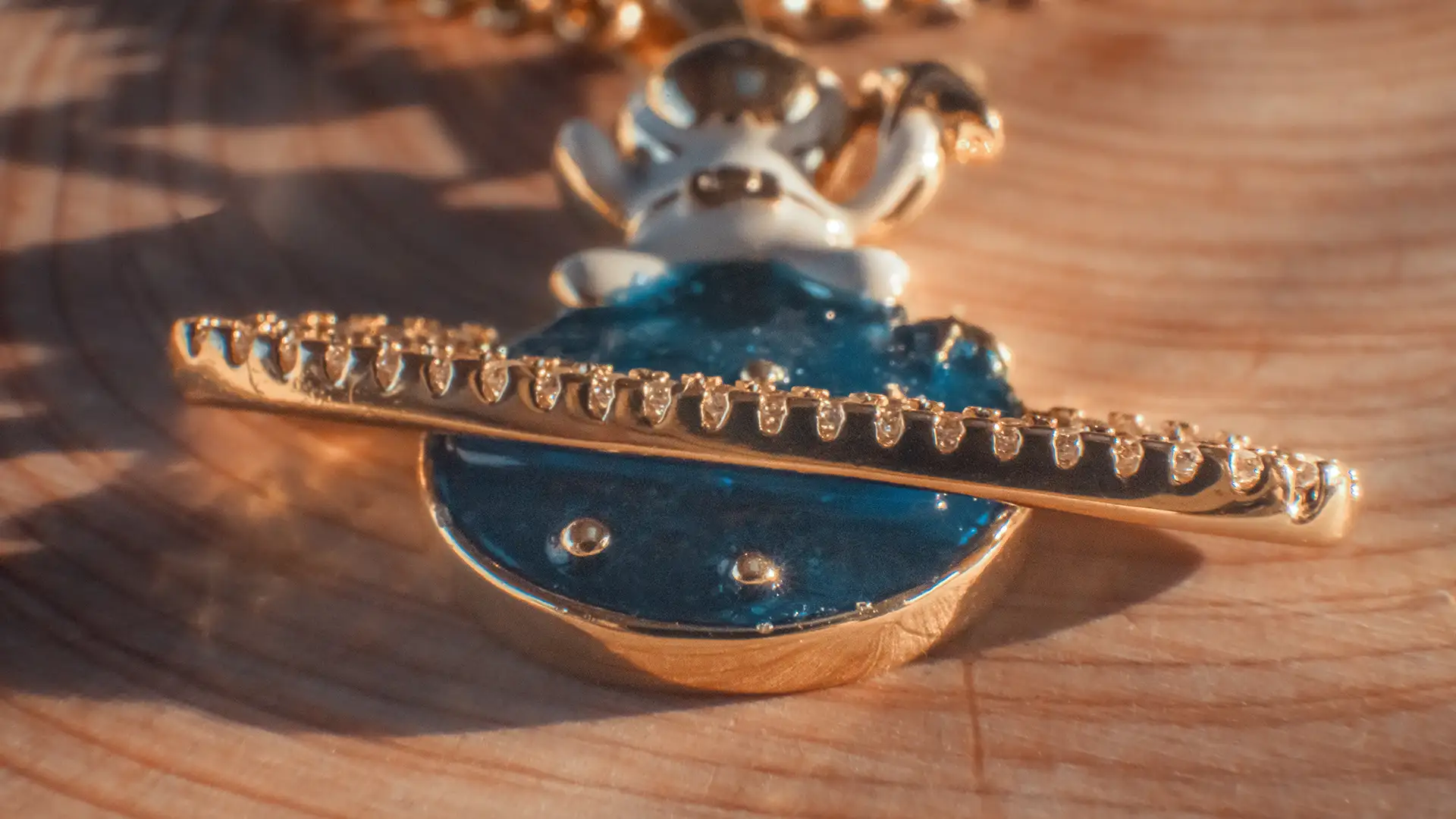 Bijou pendentif comme un miroir d'élégance intemporelle. DENADDA