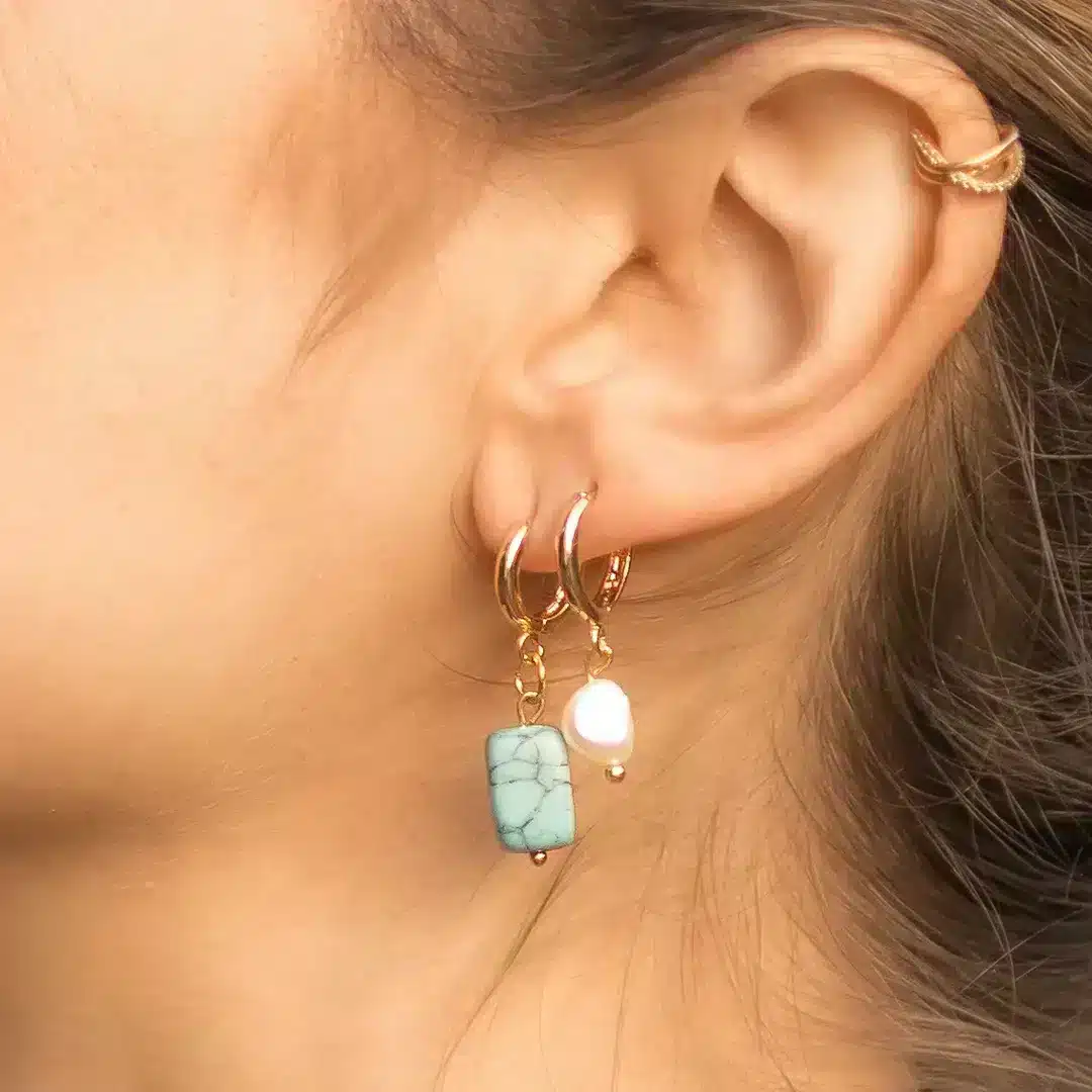 3 boucles d'oreilles sur différents piercings. Des bijoux fabriqué par DENADDA
